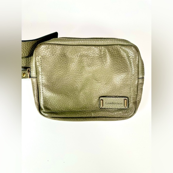 Calvin Klein Unisex Pebble Leather Fanny Bag in Olive - Picture 2 of 10